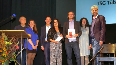 Mihriban Sahin von der Stabsstelle Gleichstellung und Integration (Zweite von links) und OB Boris Palmer (rechts) verliehen den Hauptpreis an Marion Baitinger (Vierte von links) und Oliver Lapaczinski (Dritter von rechts) für das TSG Feriencamp; Im Hinter